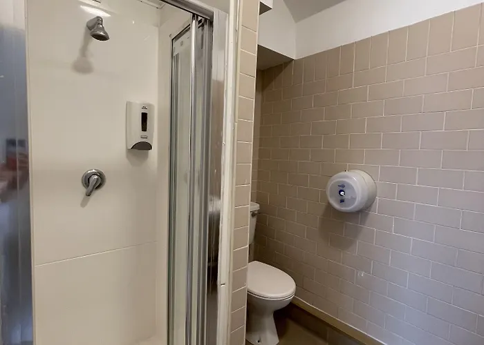 Хостел Leevin George