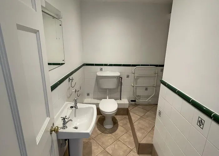 Leevin George Хостел *