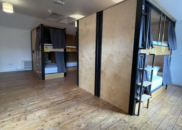 Leevin George Hostel *