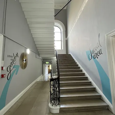 Hostal Leevin George *