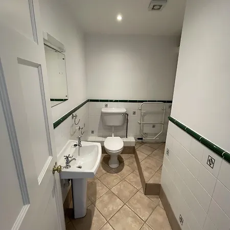 Leevin George Hostal *