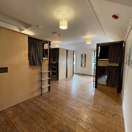 Leevin George * Dublín